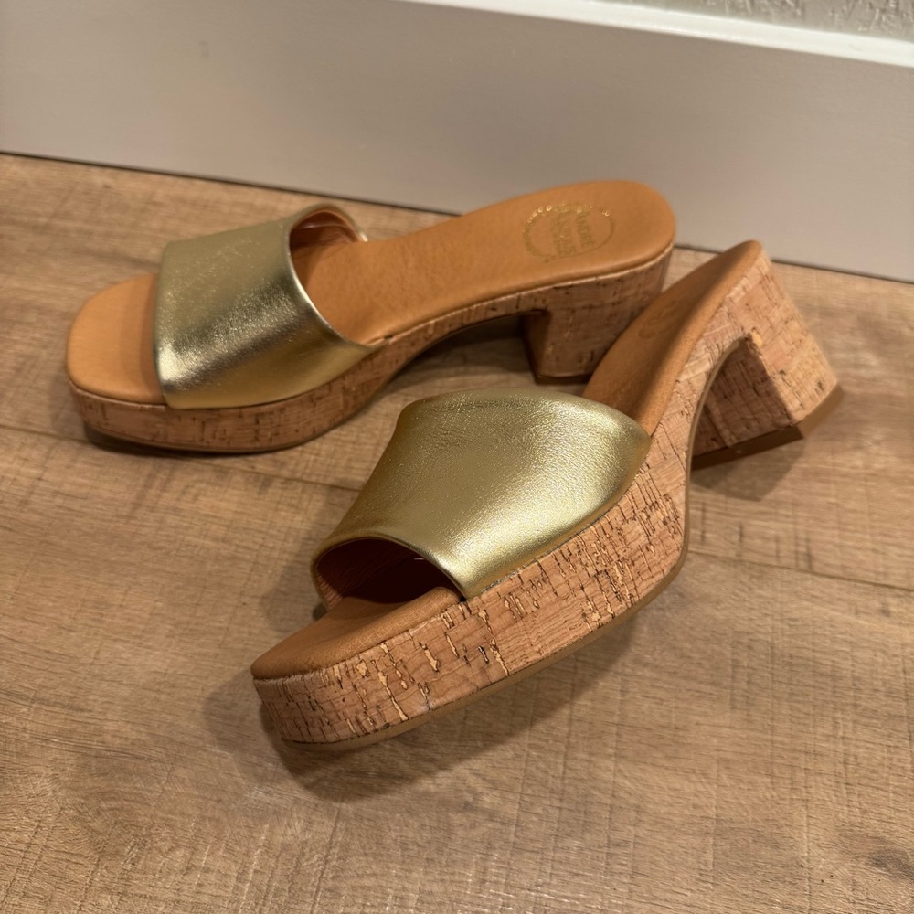 NEW! $190 Andre Assous Gold Leather Sandals Platform Heels Size EU 40 / US 10